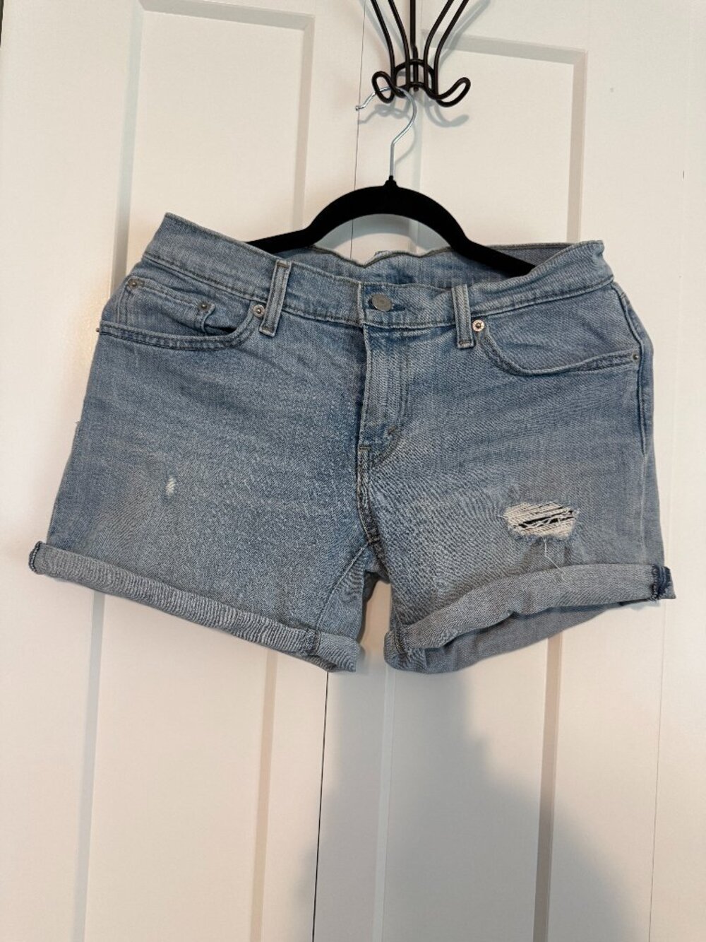 Levi's Light Wash Denim Shorts – Women's Size 28